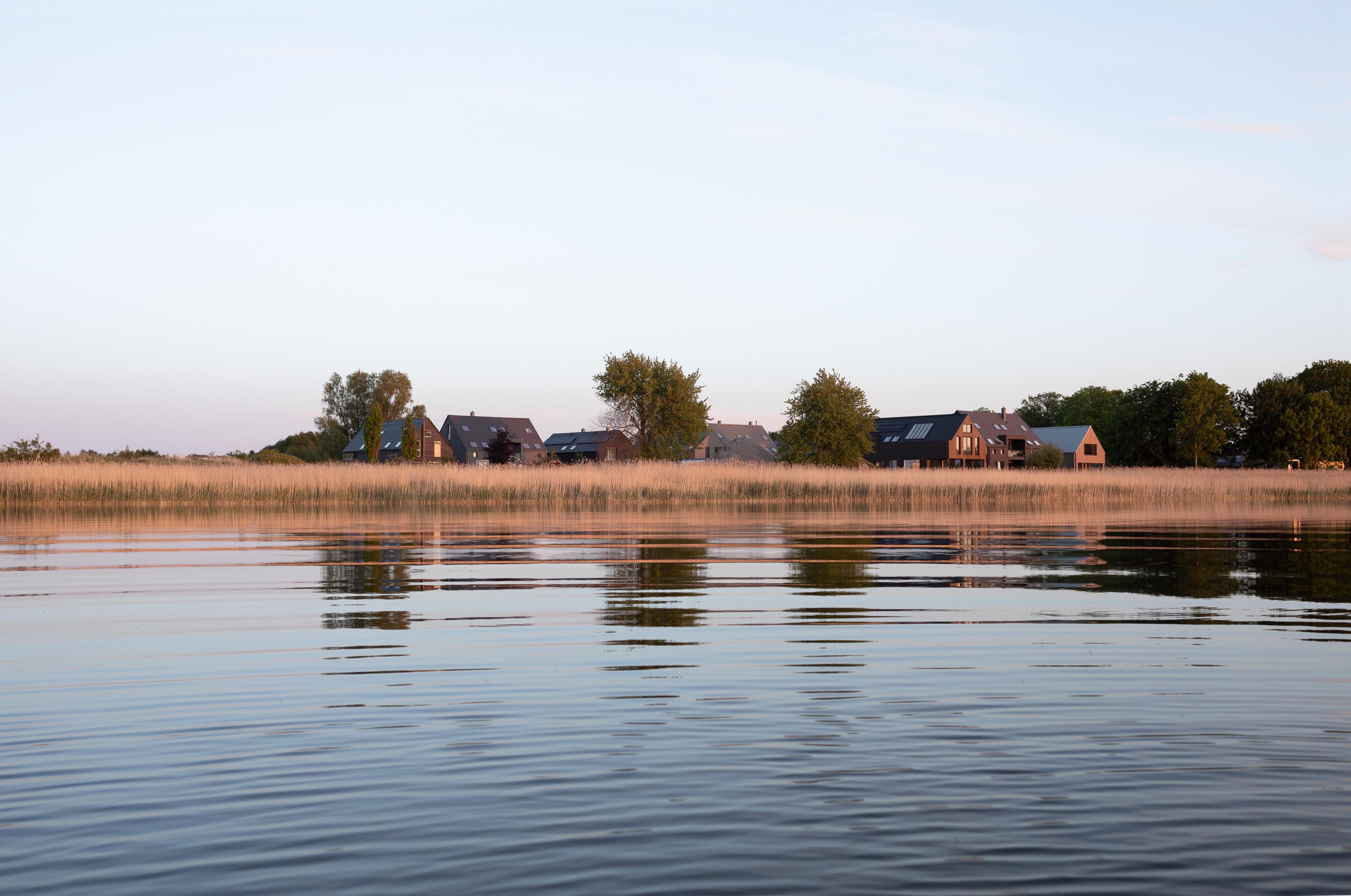 Der Masterplan für das Ökodorf bildet eine Erweiterung des bestehenden Dorfes Streu, das auf einer Halbinsel in einer Lagune auf der Insel Rügen liegt.