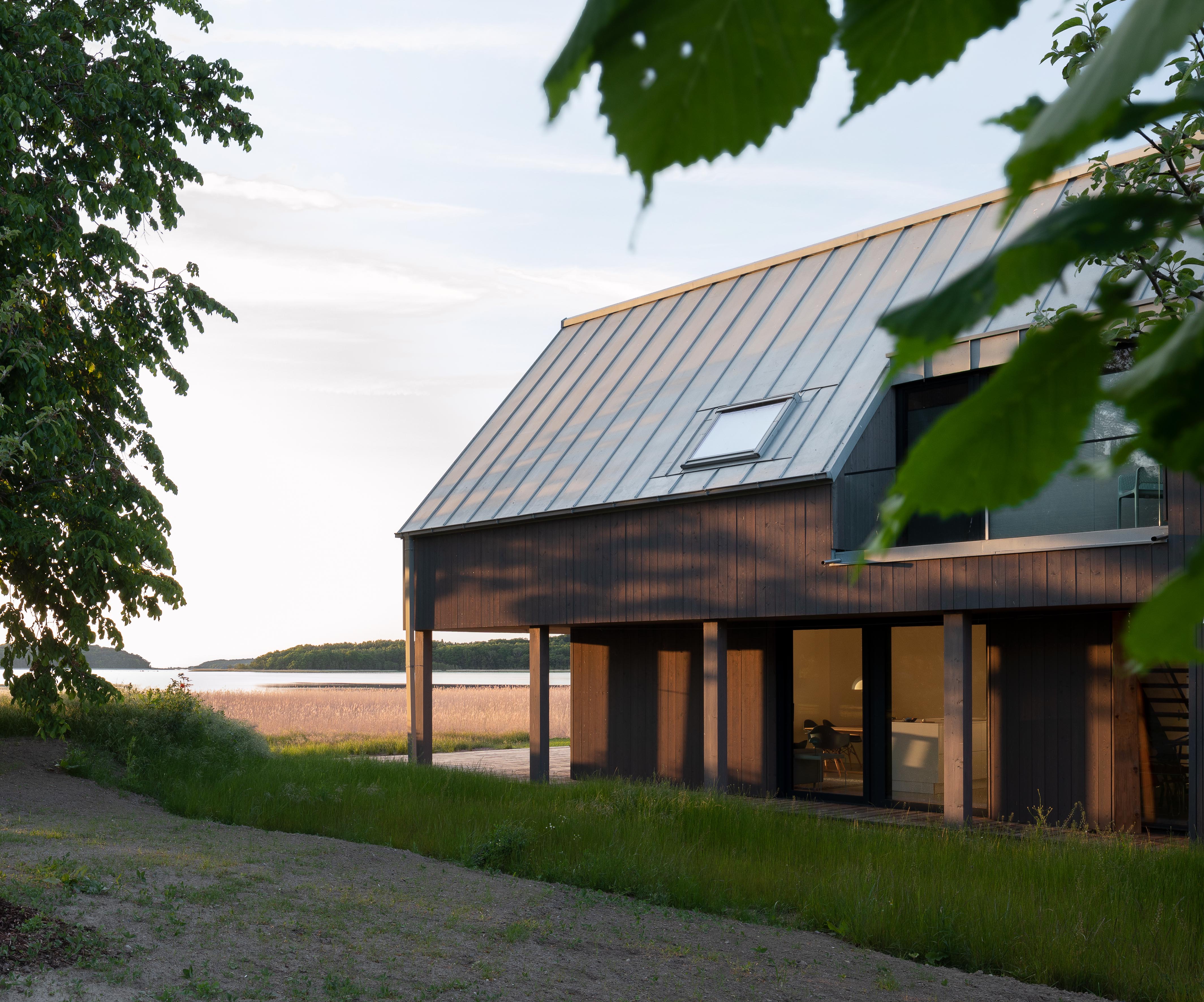 Bei der Gestaltung wurden klimatische Faktoren wie Wind und Sonne berücksichtigt, was sich in der Ausrichtung der Gebäude widerspiegelt, die – wie für die Region typisch – dreiseitig geschützte Innenhöfe bilden.